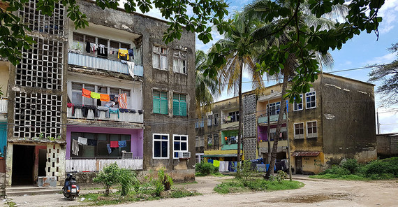 Die Plattenbausiedlung Kikwajuni, die Ende der 1960er Jahre von der damaligen DDR gesponsert und in Sansibar errichtet wurde. Foto: Dr. Torsten Lipp. Die Plattenbausiedlung Kikwajuni, die Ende der 1960er Jahre von der damaligen DDR gesponsert und in Sansibar errichtet wurde. Foto: Dr. Torsten Lipp.