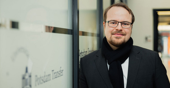 Der Chemiker Dr. Johannes Gurke forscht zu Angewandter Photochemie und 3D-Bioelektronik. Dr. Johannes Gurke