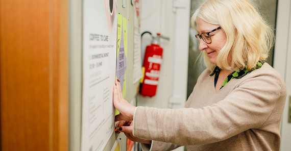 „Familienfreundlichkeit kann man nur gemeinsam umsetzen, das vergessen viele!“, sagt Dörte Esselborn Dörte Esselborn steht an einer Pinnwand.