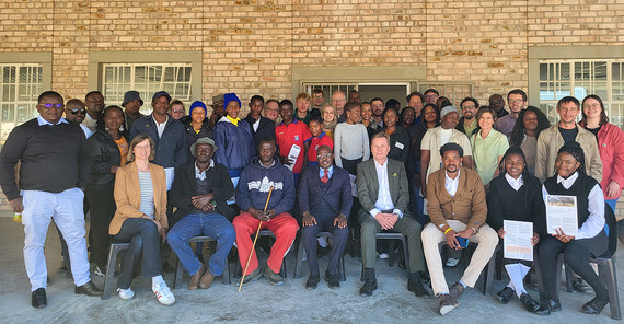 Gruppe von Menschen posiert für ein Foto