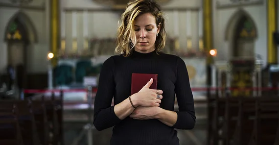 Zwar sind in den Gemeinden überwiegend Frauen anzutreffen, doch sind Leitungspositionen in der katholischen Kirche fast ausschließlich mit Männern besetzt. Foto: AdobeStock/Rawpixel.com.