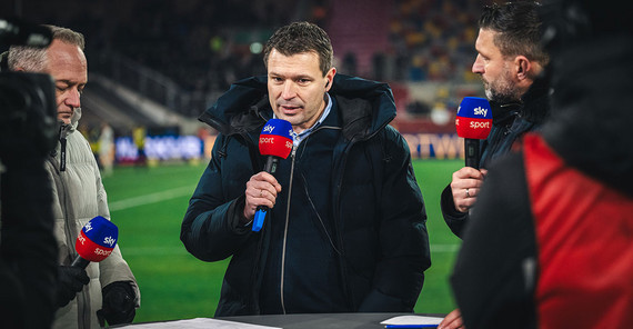 Regelmäßig gibt Herthas Sportdirektor Benjamin Weber Interviews. Hertha’s sporting director Benjamin Weber gives interviews on a regular basis.