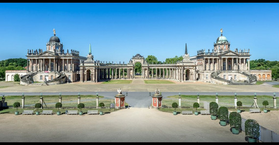 Foto: Die Kolonnade auf dem Campus Am Neuen Palais – ein Beispiel für Symmetrie (Foto: Karla Fritze) Foto: Die Kolonnade auf dem Campus Am Neuen Palais – ein Beispiel für Symmetrie (Foto: Karla Fritze)