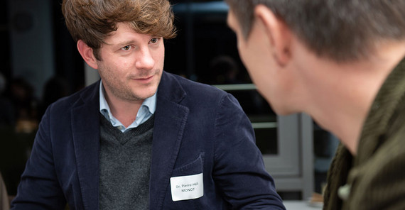 Dr. Pierre-Héli Monot erforscht, wie eine neue Form der Textlektüre die Demokratie erneuern könnte. | Foto: Karla Fritze Dr. Pierre-Héli Monot erforscht, wie eine neue Form der Textlektüre die Demokratie erneuern könnte. | Foto: Karla Fritze