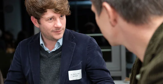 Dr. Pierre-Héli Monot erforscht, wie eine neue Form der Textlektüre die Demokratie erneuern könnte. | Foto: Karla Fritze