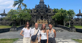 Studierende posieren vor dem Bajra Sandhi Monument, Denpasar.
