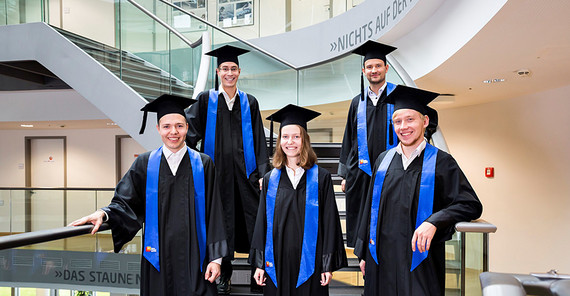 Absolventinnen und Absolventen der gemeinsamen Digital-Engineering-Fakultät des Hasso-Plattner-Instituts (HPI) und der Universität Potsdam (UP). Foto: HPI. Absolventinnen und Absolventen der gemeinsamen Digital-Engineering-Fakultät des Hasso-Plattner-Instituts (HPI) und der Universität Potsdam (UP). Foto: HPI.