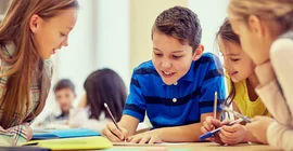 Experiment in school. | Photo: AdobeStock/Syda Productions