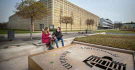 Zwei Studierende am Uni Campus Golm