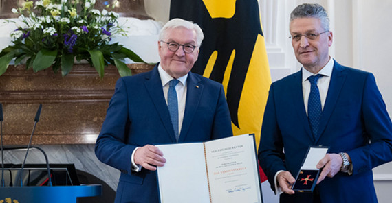 Bundespräsident verleiht Prof. Dr. Lothar Wieler das Verdienstkreuz erster Klasse. Bundespräsident verleiht Prof. Dr. Lothar Wieler das Verdienstkreuz erster Klasse.