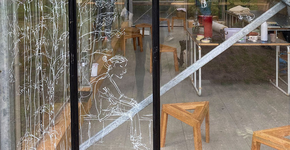 „Von Bäumen und Menschen/Waldraum“ – Arbeit für die Ausstellung in Golm I Foto: Hanne Stohrer Blick in ein Atelier des Bereichs Kunst auf dem Campus Golm