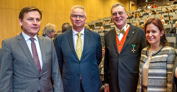 Detlev W. Belling (Mitte), umringt von Uni-Präsident Oliver Günther, dem ungarischen Justizminister László Trócsányi und einer Angehörigen der ungarischen Botschaft Berlin (v.l.n.r.). Detlev W. Belling (Mitte), umringt von Uni-Präsident Oliver Günther, dem ungarischen Justizminister László Trócsányi und einer Angehörigen der ungarischen Botschaft Berlin (v.l.n.r.).