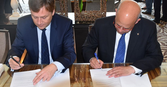 Universitätspräsident Oliver Günther (l.) hat heute ein „Memorandum of Understanding“ mit sei-nem Amtskollegen Joseph Klafter (r.) von der Tel Aviv University unterzeichnet. (Foto: Ralf Dolk/Projektträger Jülich) Universitätspräsident Oliver Günther (l.) hat heute ein „Memorandum of Understanding“ mit sei-nem Amtskollegen Joseph Klafter (r.) von der Tel Aviv University unterzeichnet. (Foto: Ralf Dolk/Projektträger Jülich)