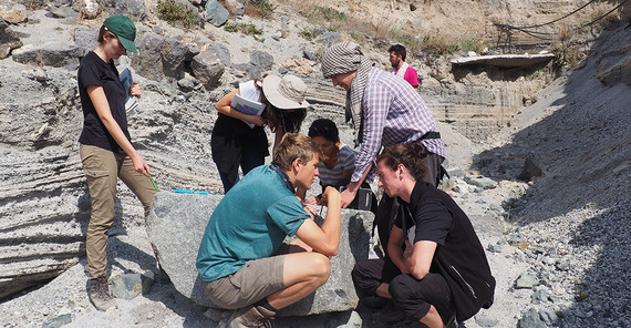 Mitglieder der Gruppe bei der Analyse von vulkanischen Ablagerungen am Rand des Maars von Acigöl. Foto: Ariane Müting. Mitglieder der Gruppe bei der Analyse von vulkanischen Ablagerungen am Rand des Maars von Acigöl. Foto: Ariane Müting.