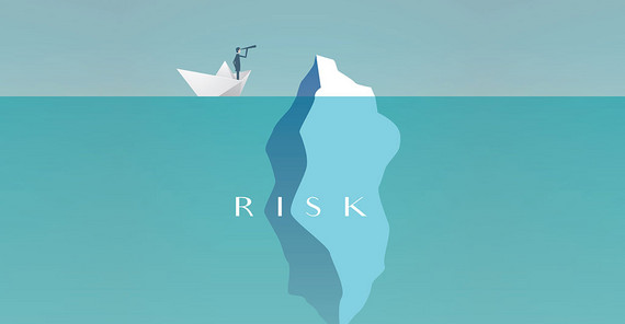 Wie das Harding- Zentrum Menschen befähigt, gesundheitliche Risiken zu verstehen Eine Illustration eines Eisbergs im Wasser. die obere kleine Spitze guckt an der Oberfläche heraus, ein Bootfahrer sieht mit einem Fernglas darauf. Der größere untere Teil befindet sich unter der Wasseroberfläche, auf ihm steht das Wort "Risk".