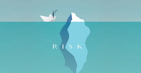 Eine Illustration eines Eisbergs im Wasser. die obere kleine Spitze guckt an der Oberfläche heraus, ein Bootfahrer sieht mit einem Fernglas darauf. Der größere untere Teil befindet sich unter der Wasseroberfläche, auf ihm steht das Wort "Risk".