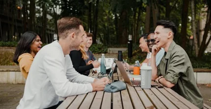 Studierende im Café