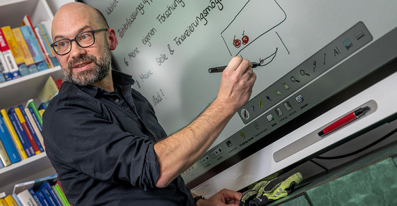 Prof. Dr. Ulrich Kortenkamp ist passionierter Dozent und engagiert sich auch in zahlreichen Gremien. Prof. Dr. Ulrich Kortenkamp ist passionierter Dozent und engagiert sich auch in zahlreichen Gremien für gute Lehre.