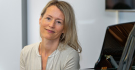 Auf dem Portraitfoto ist Frau Professorin Isolde Malmberg zu sehen. Das Foto ist von Tobias Hopfgarten.