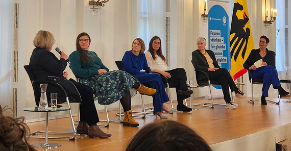Im Mittelpunkt der Diskussionen standen die bereits erzielten Fortschritte in der Gleichstellung Im Mittelpunkt der Diskussionen im Schloss Bellevue standen die bereits erzielten Fortschritte in der Gleichstellung, aber ebenso die noch bestehenden Ungleichheiten.