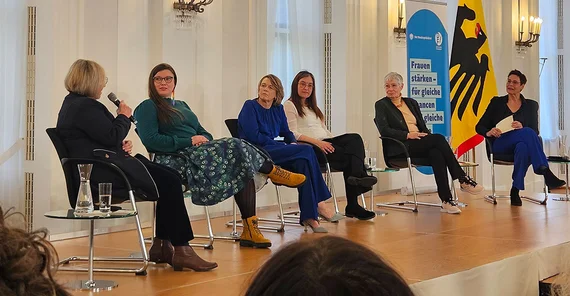 Im Mittelpunkt der Diskussionen im Schloss Bellevue standen die bereits erzielten Fortschritte in der Gleichstellung, aber ebenso die noch bestehenden Ungleichheiten.